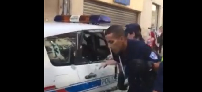 Un homme arrêté casse la vitre d’une voiture de police