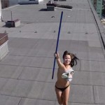 drone-film-topless-femme-bronze-toit-immeuble