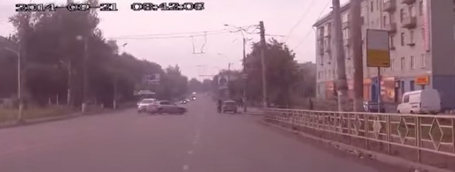 Un policier russe en course poursuite avec un inconnu