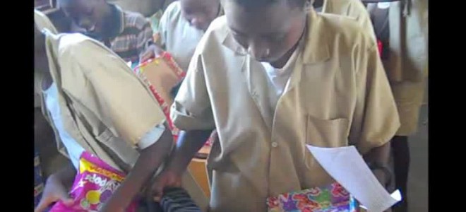 Des enfants du Burundi ouvrent les cadeaux de Noël