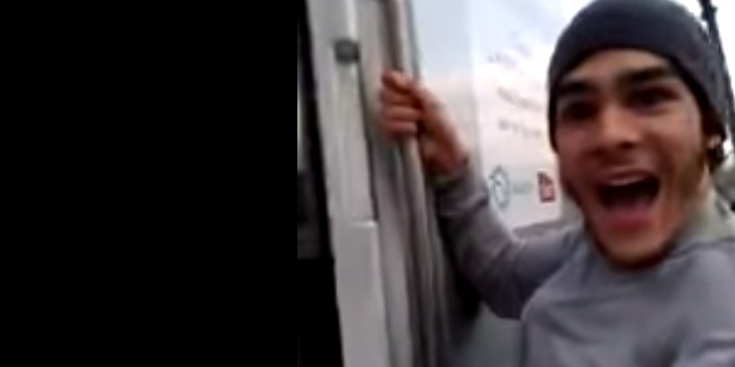 Deux adolescents s’accrochent aux portes d’un RER