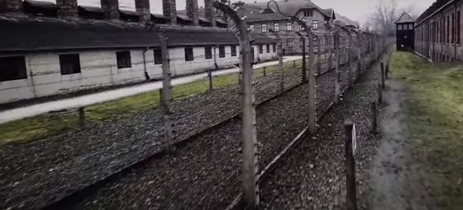 Un drone survole Auschwitz