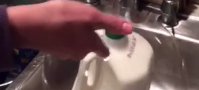 Un bidon de lait dans une bulle d’eau