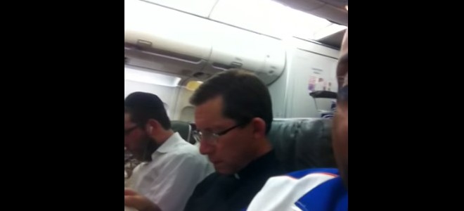 Un homme noir, un prêtre et un rabbin sont dans un avion