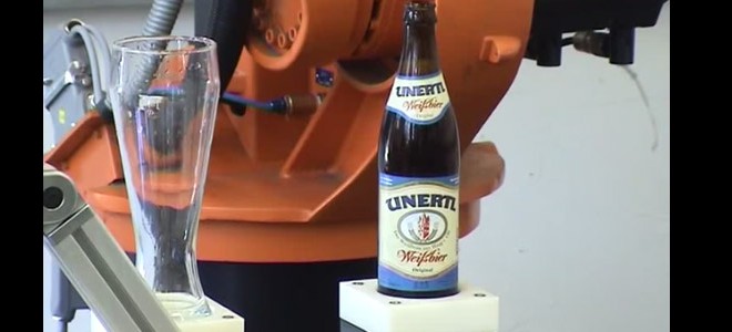 Un robot verse une bière