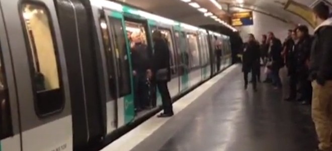 Des supporters de Chelsea empêchent un homme noir de prendre le métro parisien