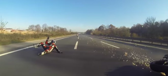 Un motard colle trop