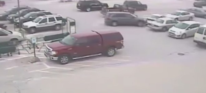 Un homme de 92 ans joue au stock-car dans un parking