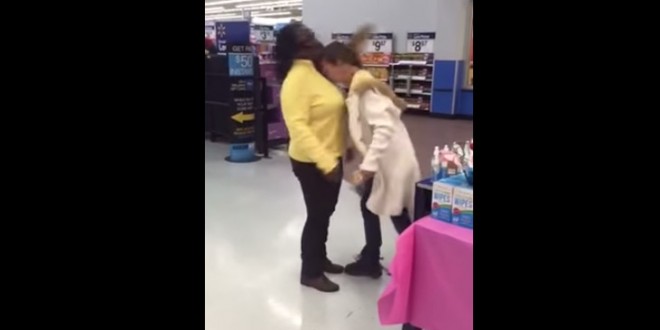 Une employée de Walmart reçoit un coup de boule