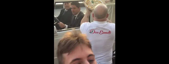 Offrir une pizza au pape François dans sa papamobile
