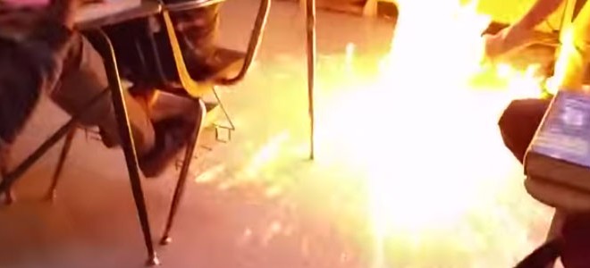 Sol en feu pendant une expérience de chimie