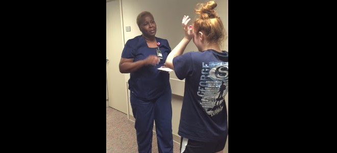 Une fille paralysée fait une surprise à son infirmière