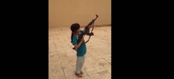 Une enfant tire à l’AK-47