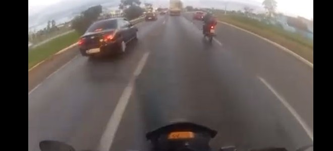 Un pneu headshot un motard