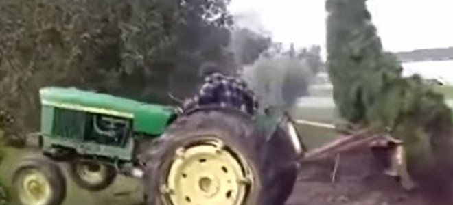 Arbre vs Homme sur un tracteur