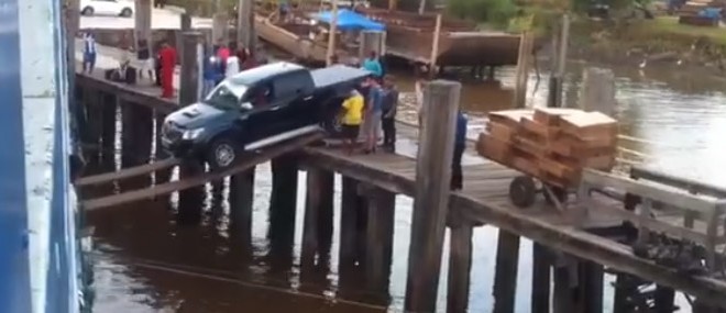 Embarquer une voiture sur un bateau à l’aide de planches