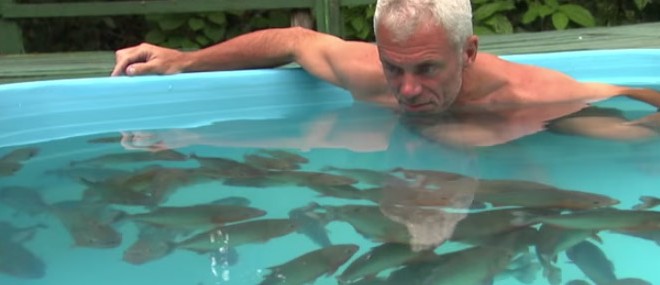 Il prend un bain avec des piranhas (River Monsters)