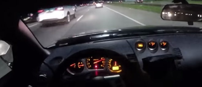 Une Nissan 350Z slalome entre les voitures à plus de 200 km/h