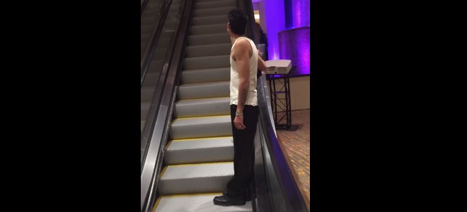Ivre, il prend l’escalator