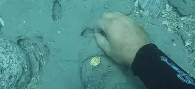 Un plongeur trouve un trésor