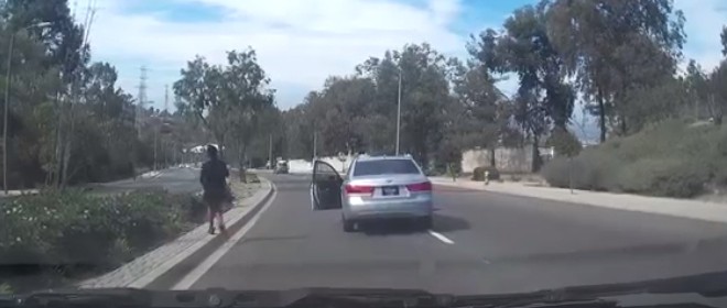 Une femme saute de sa voiture et provoque un accident