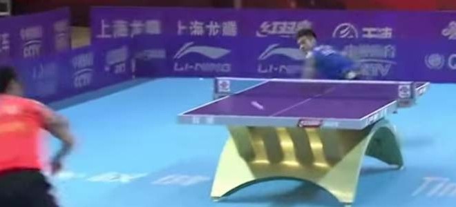 Magnifique point pendant un match de ping-pong