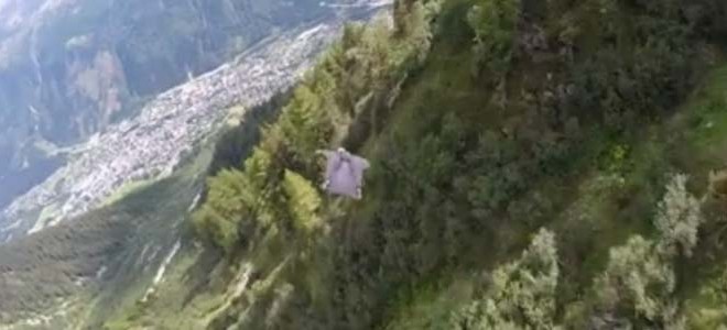 Vol impressionnant en wingsuit à Chamonix