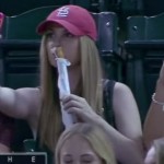 fille-selfie-match-baseball