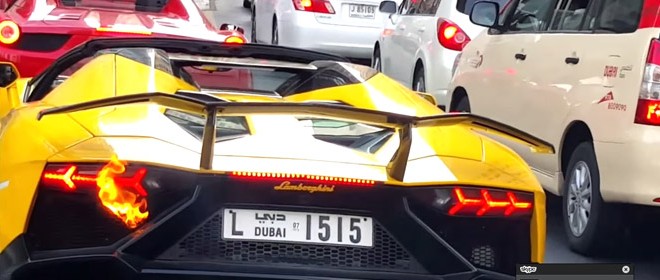 Une Lamborghini prend feu à Dubaï