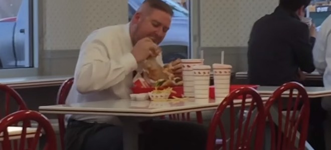 Un homme a une grosse faim dans un fast-food