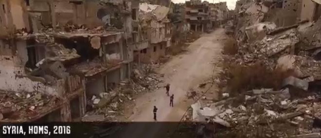 Un drone survole la ville syrienne de Homs dévastée par la guerre