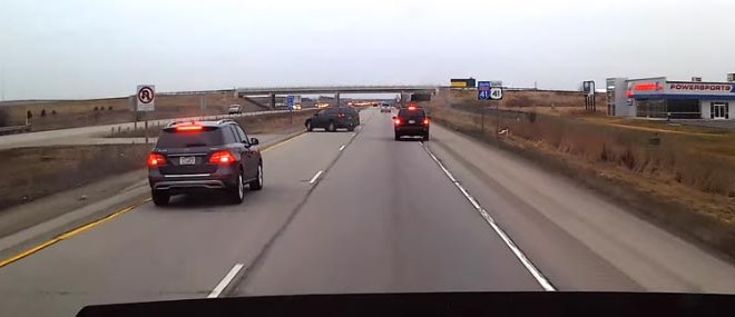 Un automobiliste freine devant une voiture qui colle trop