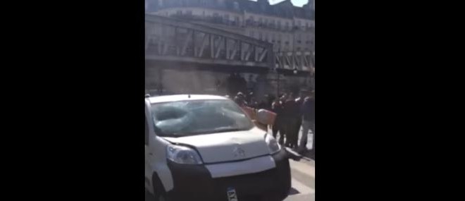 Un homme détruit sa voiture à Paris