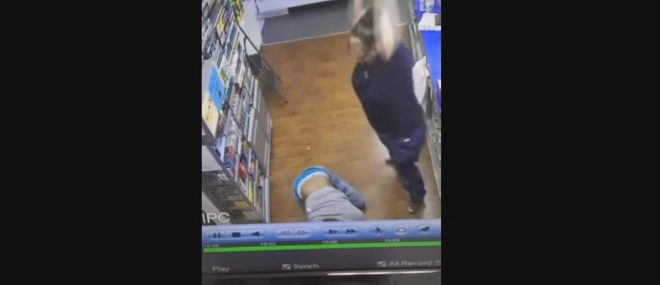 Une gérante frappe un voleur avec un extincteur