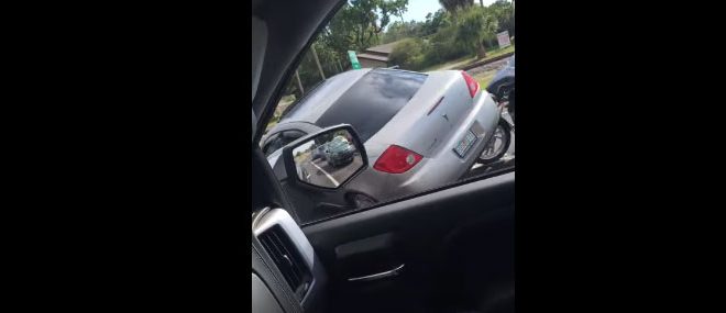 Une voiture grimpe sur une moto (Road Rage)