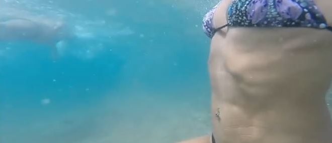 Le vrai corps d’une femme sous l’eau !