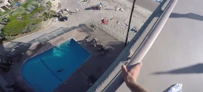 Sauter dans une piscine depuis le toit d’un hôtel