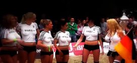 Un match de foot avec des filles topless !