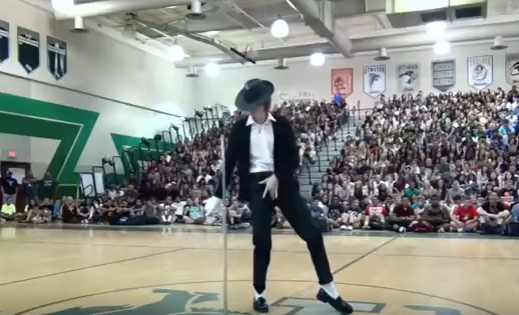 Vidéo :Un lycéen se prend pour Michael Jackson !