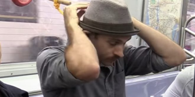 Vidéo : L’accessoire pour faire une sieste dans le métro !