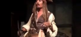 Johnny Depp en visite sur l’attraction Pirates des caraïbes !