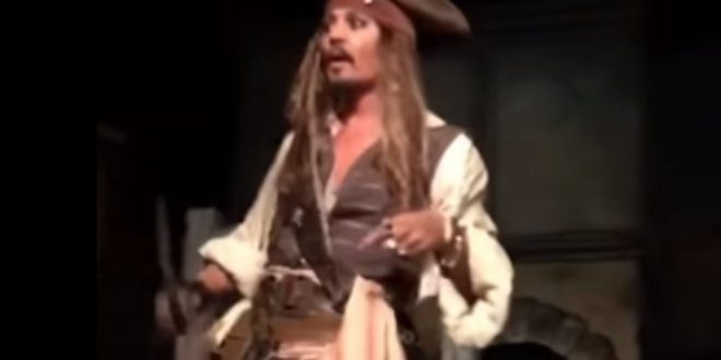 Johnny Depp en visite sur l’attraction Pirates des caraïbes !